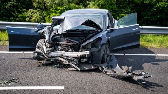 Ongelukken in avondspits zorgen voor lange files en afgesloten verbindingsweg. Ongelukken in avondspits zorgen voor lange files en afgesloten verbindingsweg.