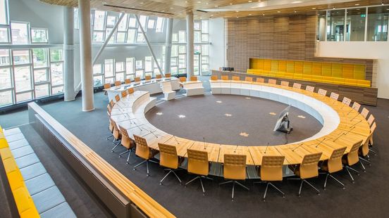 Hardenberg presenteert coalitieakkoord op hoofdlijnen: azc zo snel mogelijk dicht Nieuws