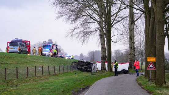 Bestuurder bestelbus overleden na ernstig ongeluk op N381 bij Aalden. Bestuurder bestelbus overleden na ernstig ongeluk op N381 bij Aalden.