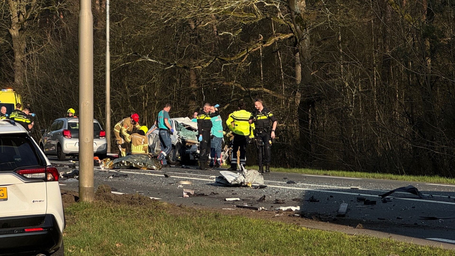 Ernstig ongeval in Beegden tussen vrachtwagen en auto: bestuurder overleden.