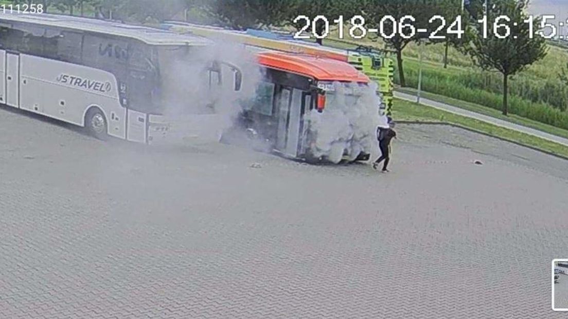 De politie in Duiven is op zoek naar twee jongens die zondagmiddag twee bussen van een reparatiebedrijf in die plaats hebben besmeurd en vernield. Er zijn beelden van het tweetal, zo laat de eigenaar van de bussen donderdag weten.