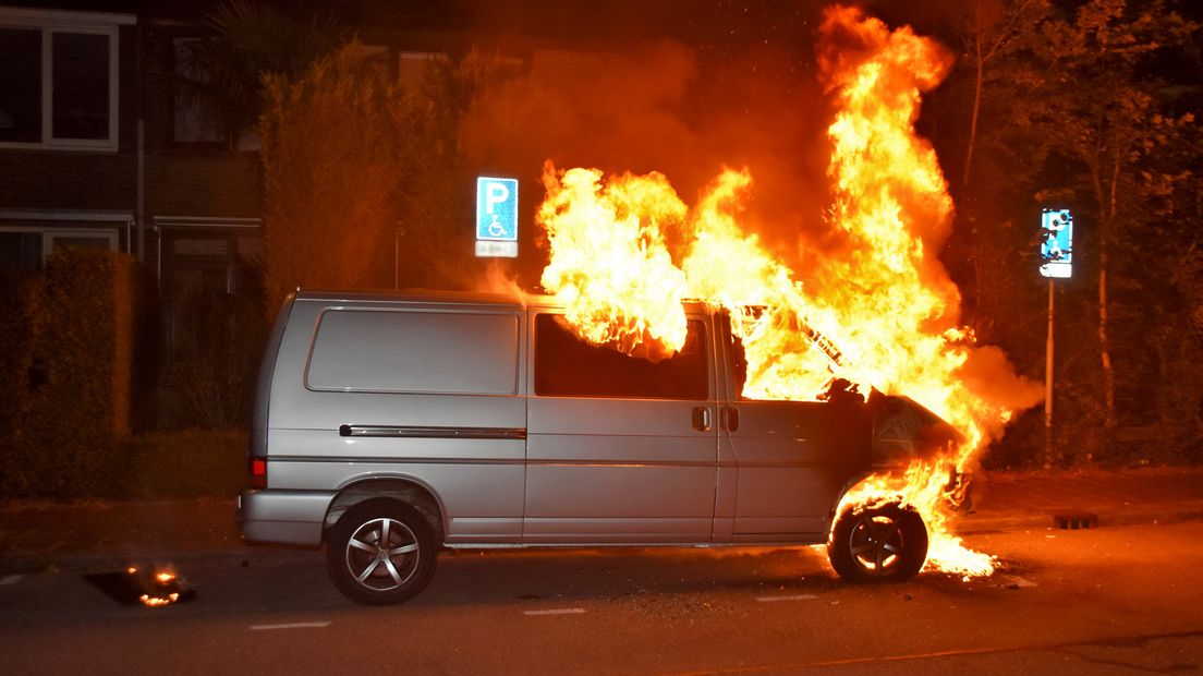 De bestelbus stond al snel in lichterlaaie.