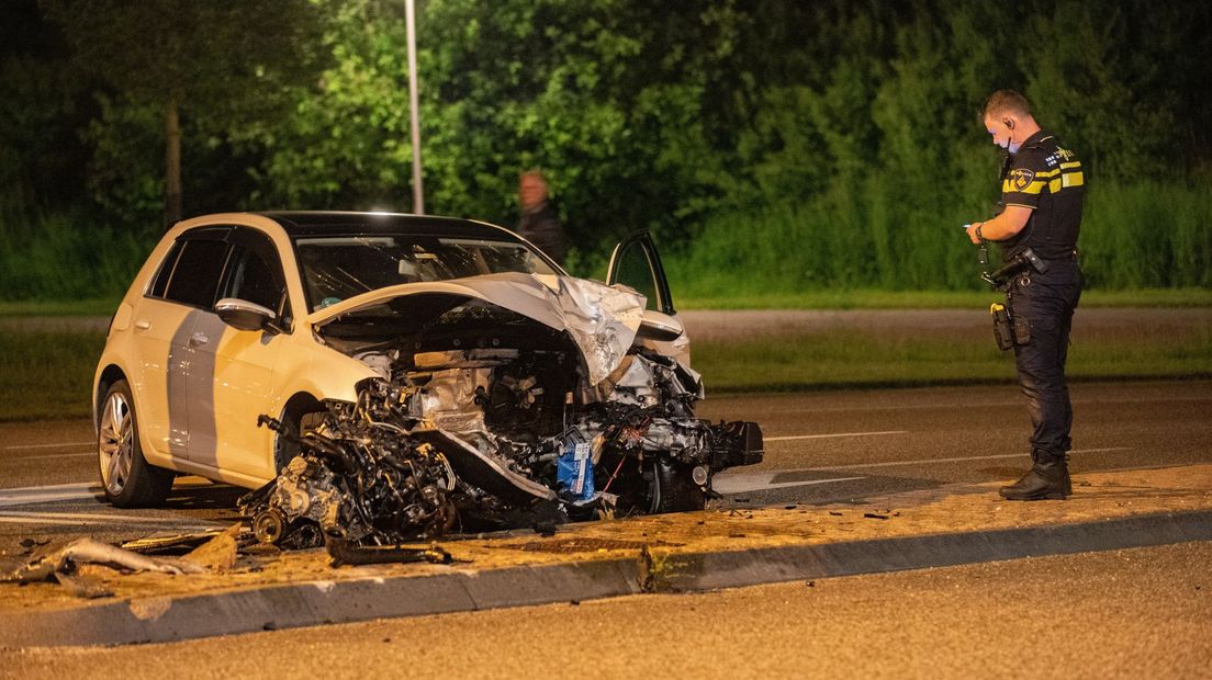 Auto zwaar beschadigd na botsing tegen lantaarnpaal op N348 in Deventer