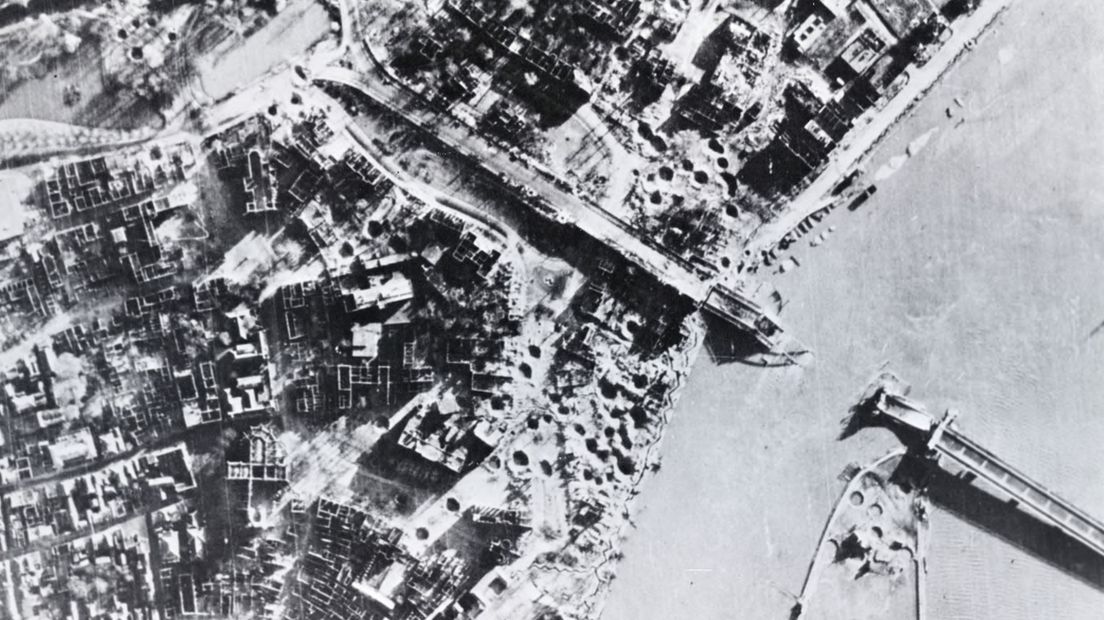 Luchtfoto van de kapotte brug - Gelders Archief