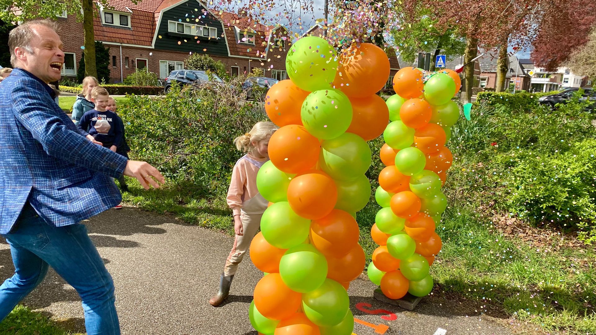 Wow, het is raak! Het nieuwe beweegpad is met assistentie van een leerlinge geopend door wethouder Hans te Lindert.