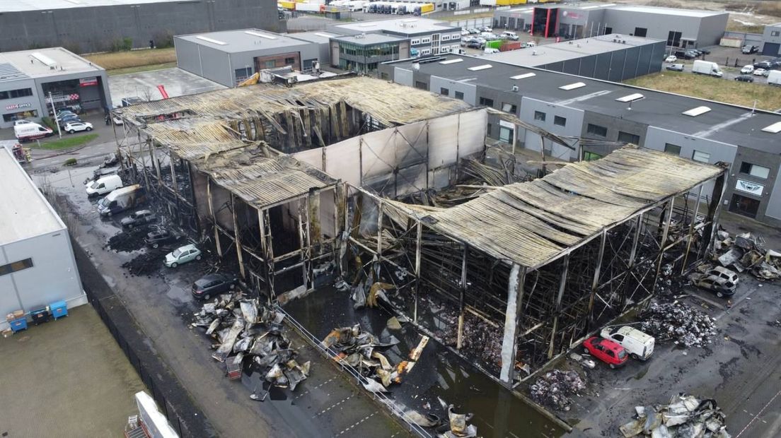 Textielbedrijf gaat in vlammen op in Zaltbommel.