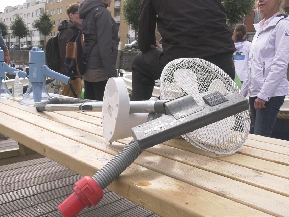 Een deel van de 'opbrengst': een ventilator en stofzuigerslang