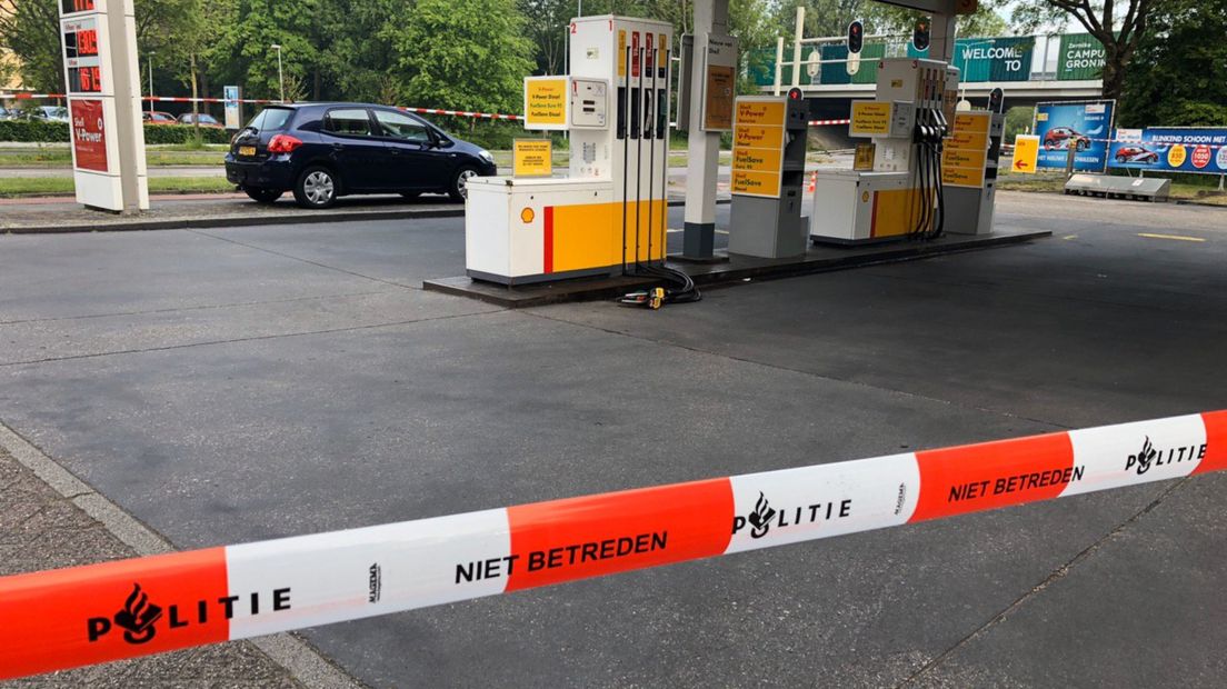 Het tankstation aan de Zonnelaan is door de politie afgezet met linten