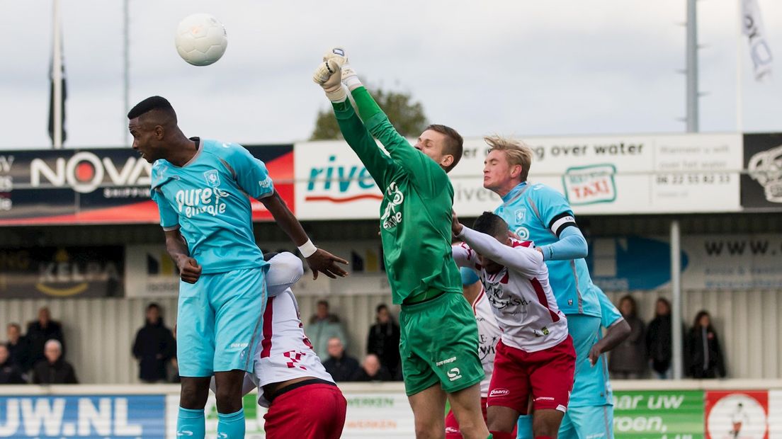 Jong FC Twente keeper Timo Pattel is op tijd bij de bal