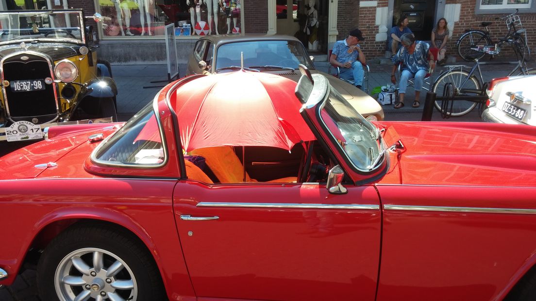 De ruim 300 old- en youngtimers die meededen aan de jaarlijkse Lenterit van de HACC in Culemborg hebben het zwaar gehad. Tientallen oude auto's hadden hulp van de begeleidende Wegenwacht nodig door de hoge temperaturen.