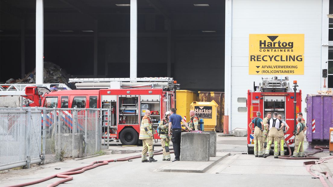 De brand is in de loods van een containerbedrijf