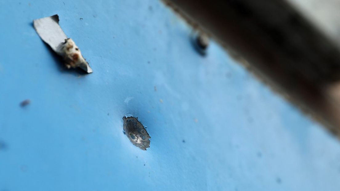 Een kogelinslag in de deur van Club Cobra toen deze in december werd beschoten | Regio15