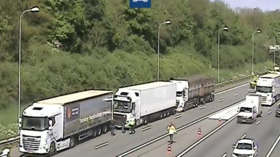 Vertraging op A28 en A27 neemt af na ongeluk met 3 vrachtwagens. Vertraging op A28 en A27 neemt af na ongeluk met 3 vrachtwagens.