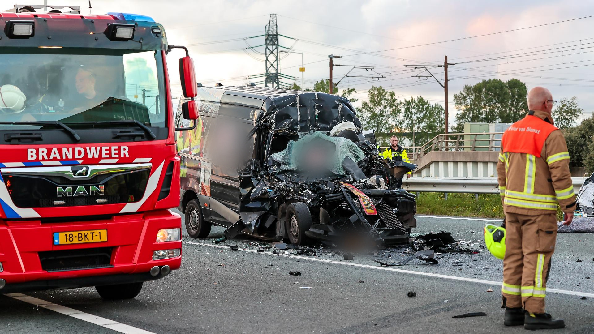 Dode Bij Botsing Tussen Bestelbus En Vrachtwagen Op A15 - Rijnmond