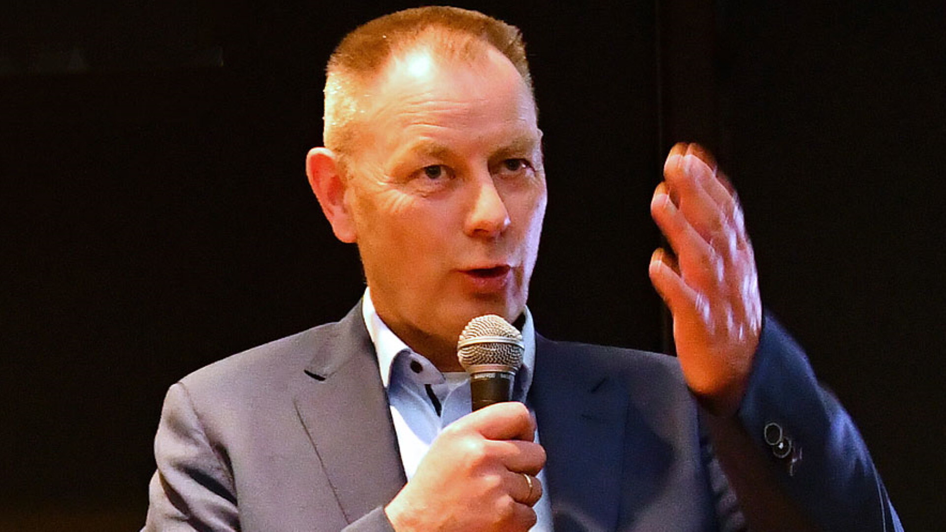 Untslach fan de direkteur, argewaasje oer de keatswant en tefolle jild útjûn; Coos Veltman hat nochal wat útdagings