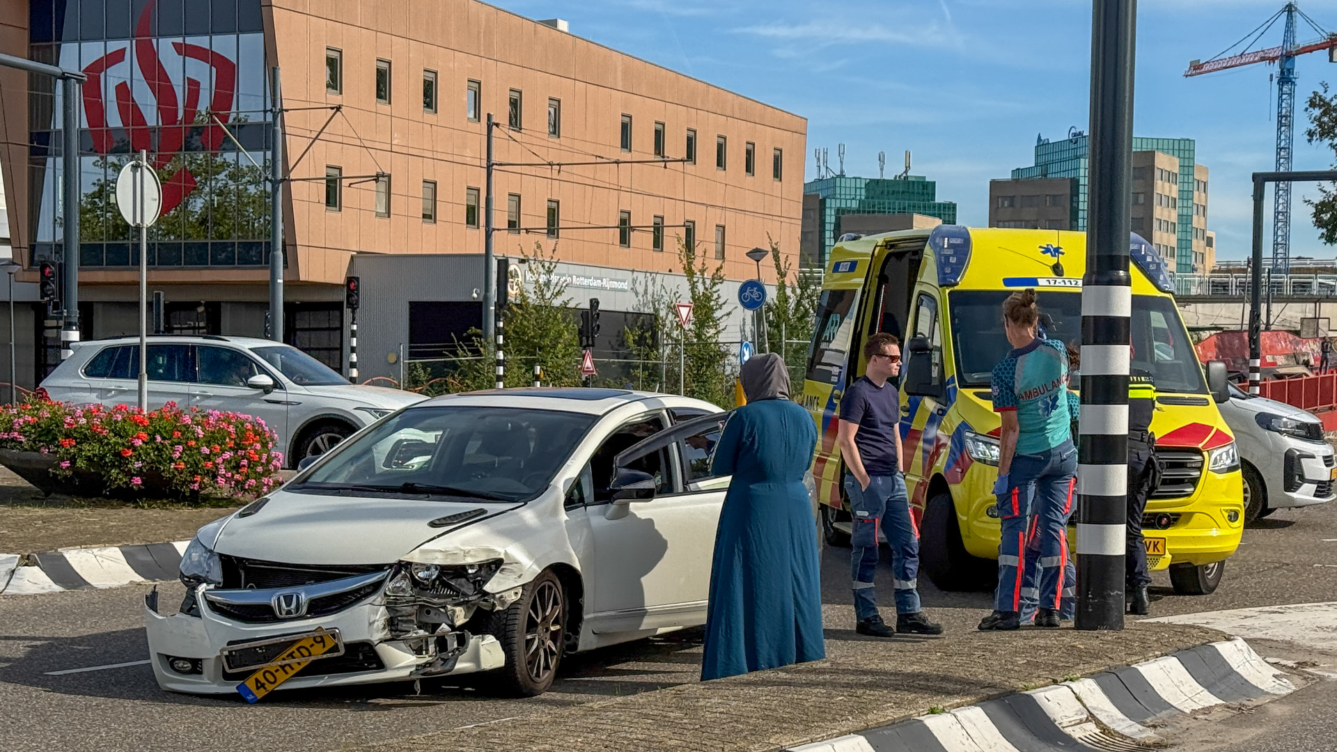 De ambulance en auto kwamen op de 's-Gravelandseweg in botsing.