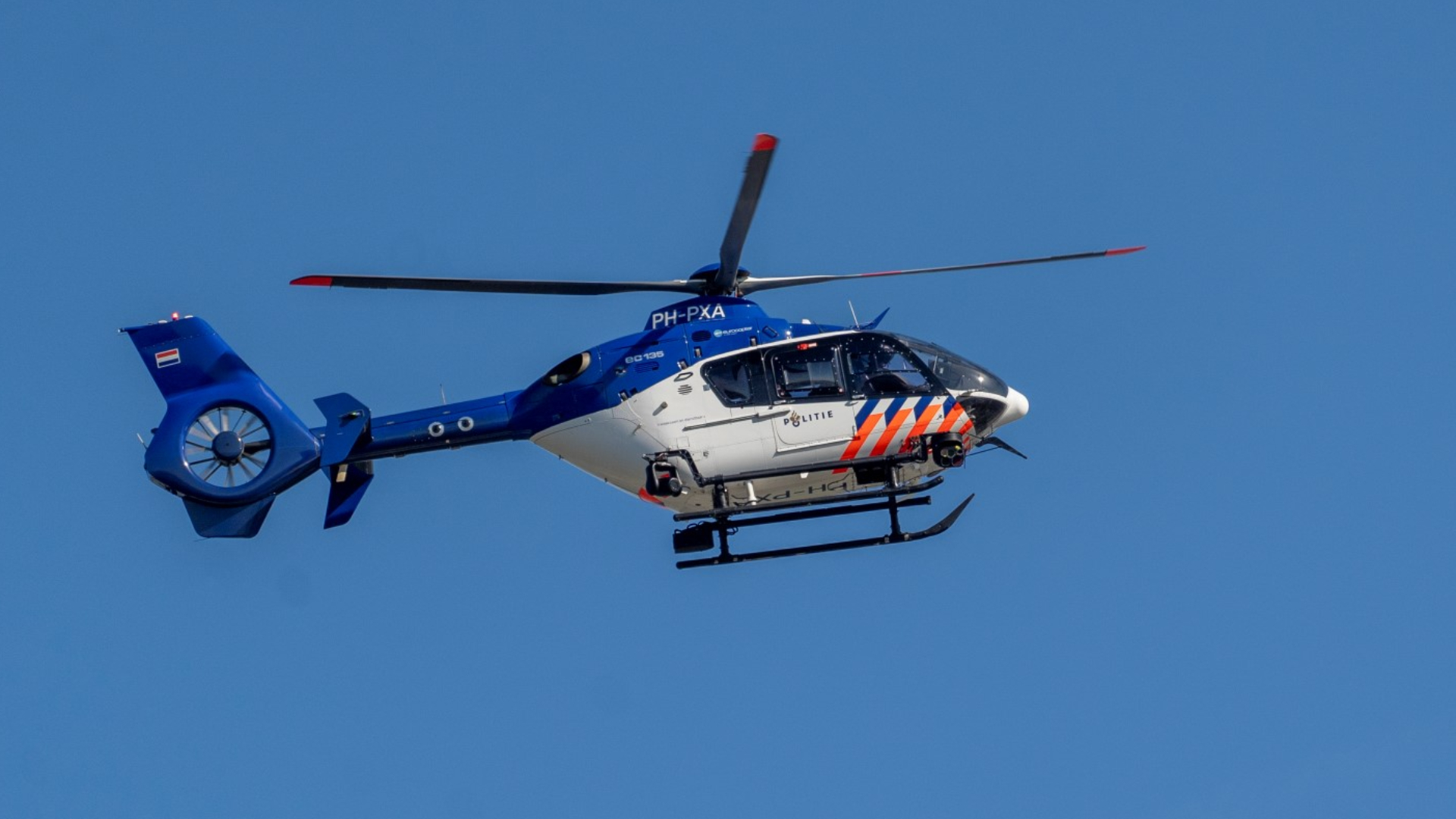 Bij de zoekactie in Alblasserdam werd onder andere een politiehelikopter ingezet.