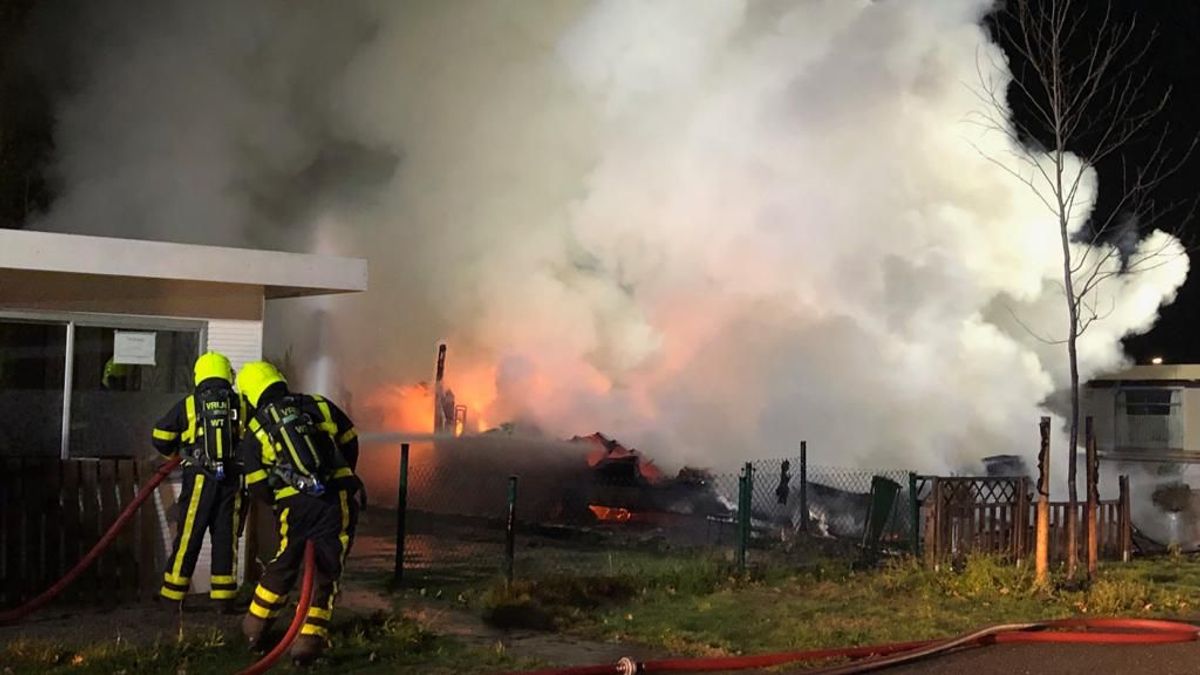 Chalet vliegt in brand op camping in Roggel