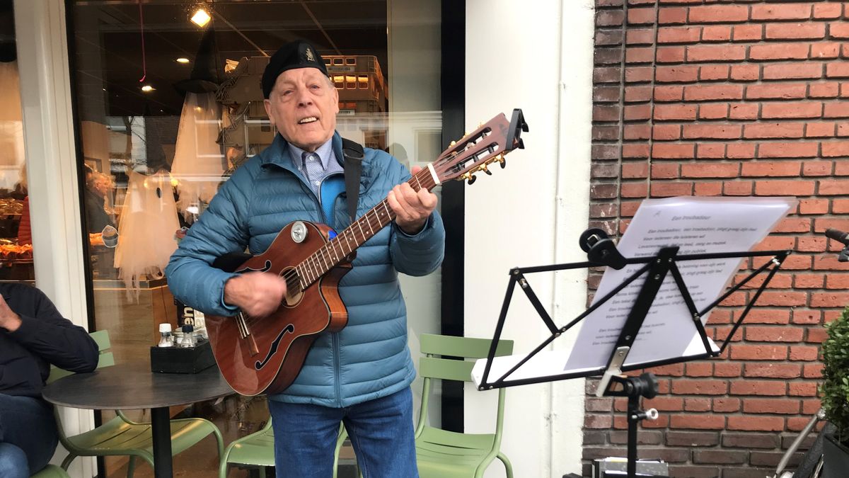 Gerrit (86) stopt als stadstroubadour van Vianen, maar bergt zijn gitaar nog niet op