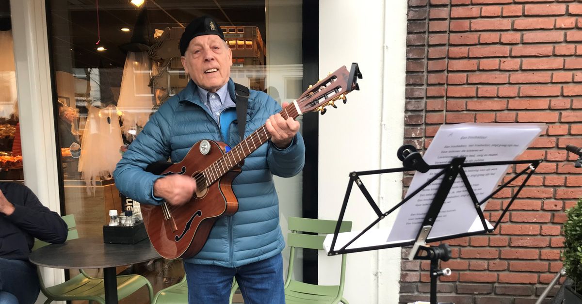 Gerrit (86) stopt als stadstroubadour van Vianen, maar bergt zijn ...