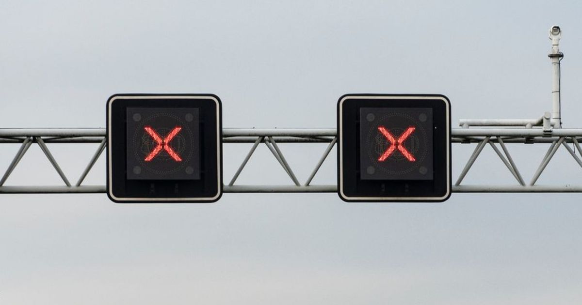 110 automobilisten hebben vanochtend een rood kruis genegeerd op de A15 bij…