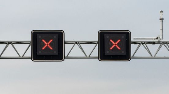 Motorrijder overleden bij ongeluk op snelweg. Motorrijder overleden bij ongeluk op snelweg.
