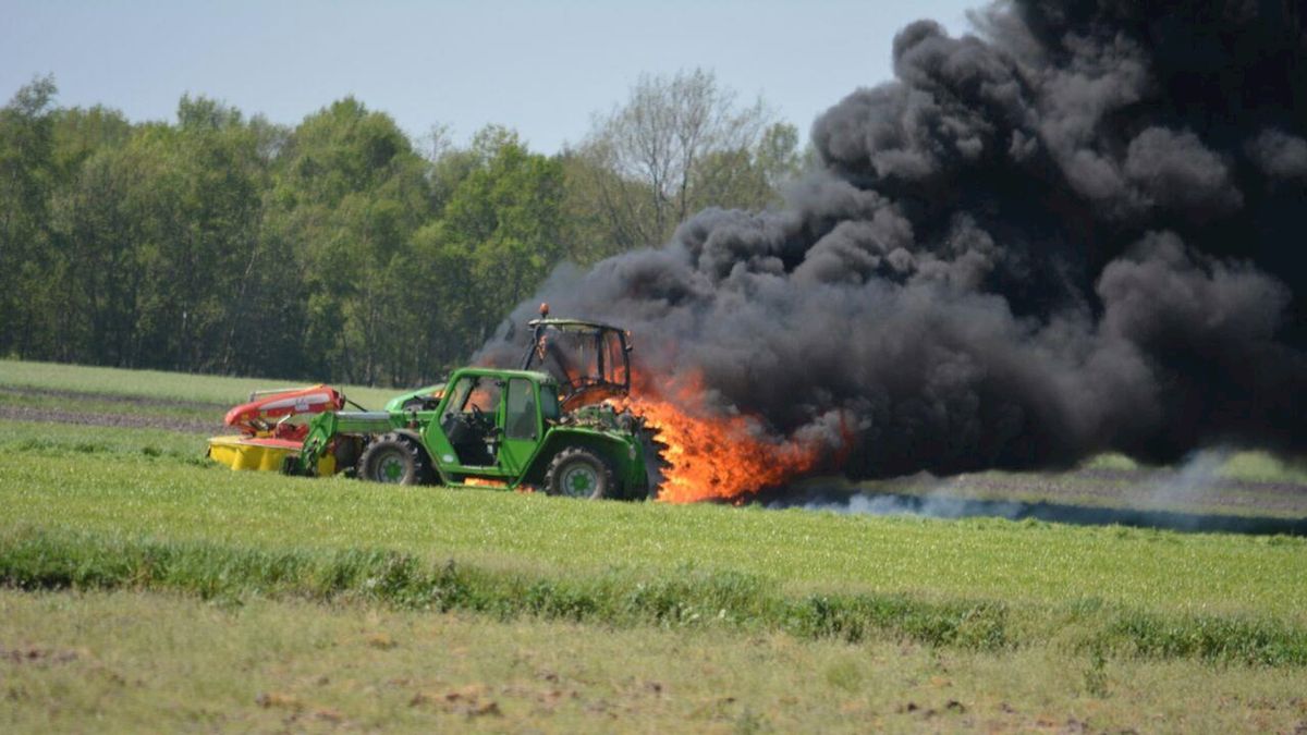 Enorme rookontwikkeling door brandende tractor in weiland Westerhaar-Vriezenveensewijk