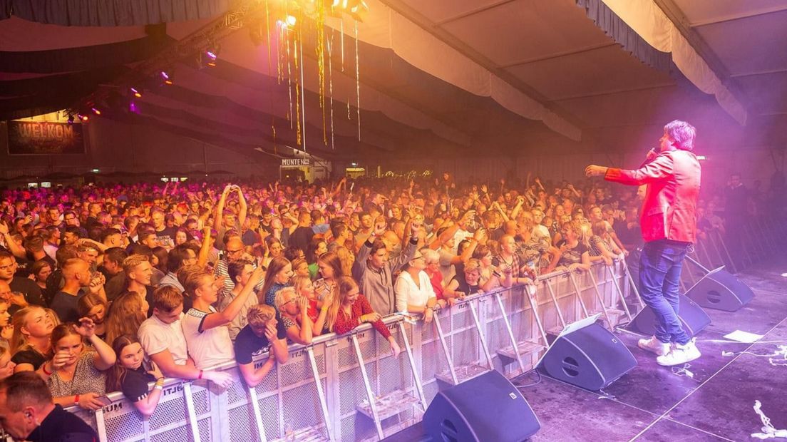 Een volle feesttent tijdens een eerdere editie van de feestweek in Niekerk