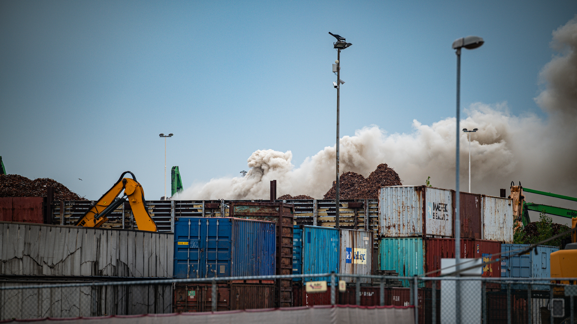 Bij de smeulbrand ontstaat veel rook