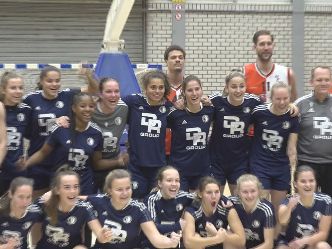 Feyenoord Basketball en Feyenoord Vrouwen gaan samen op de foto bij de clinic