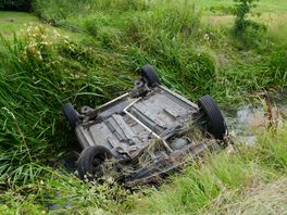 Auto eindigt op de kop in sloot in Ruinerwold, bestuurder gewond geraakt