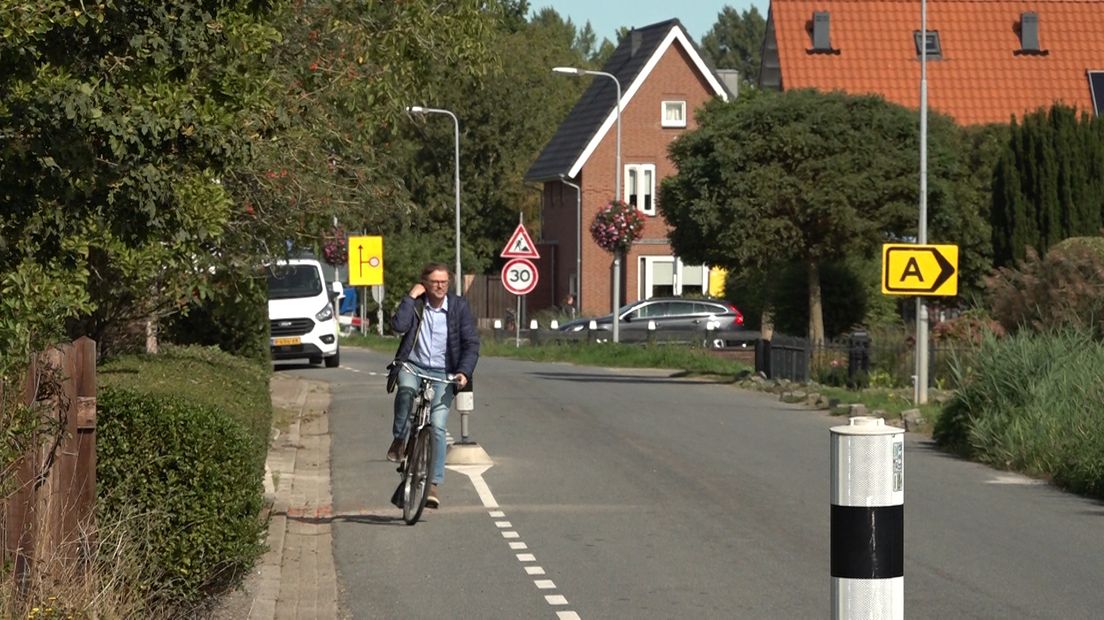 Peter van Empel, voorzitter dorpsraad Nieuwaal, op de smalle weg.