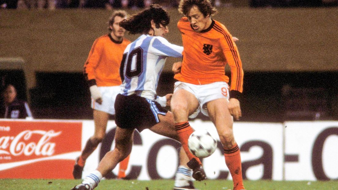 Arie Haan in de finale van het WK 1978 in duel met de Argentijn Mario Kempes