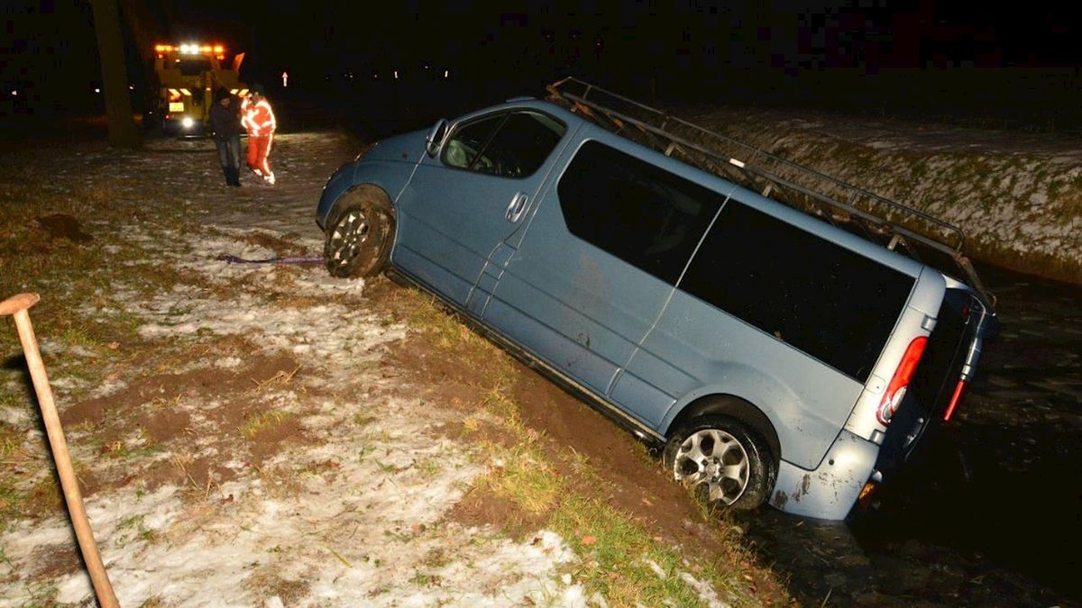 Busje raakt in spin in Herxen en belandt in de sloot