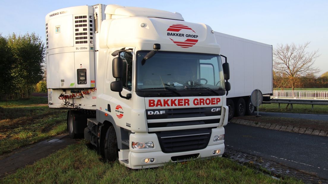 Vrachtwagen rijdt zich vast in de berm en blokkeert toegangsweg Kloetinge