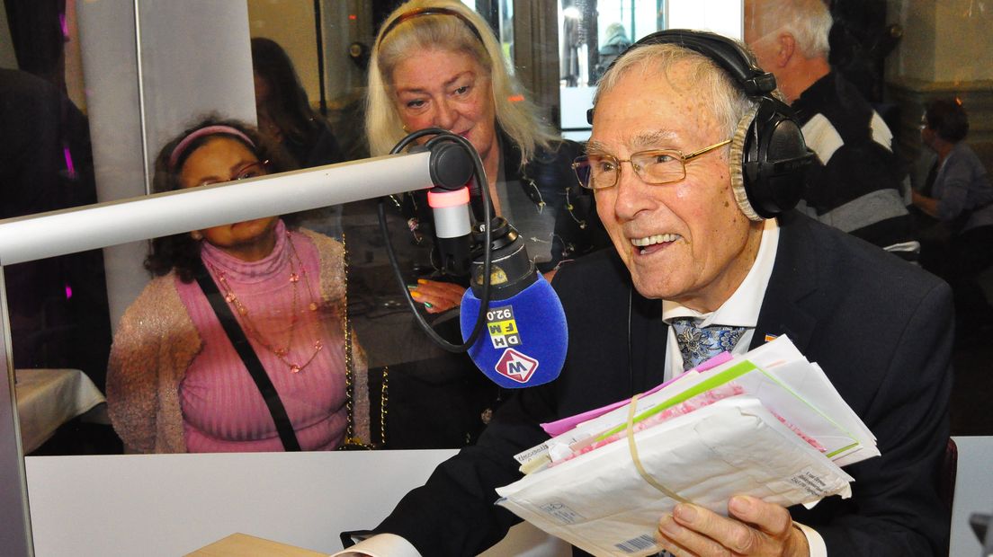 Leen Huisman krijgt kaartjes van luisteraars tijdens zijn afscheid bij 100 jaar radio