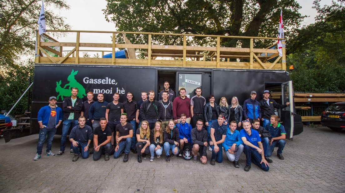 Jongeren uit Gasselte hebben een SRV-wagen omgebouwd voor het festival (Rechten: RTV Drenthe / Robbert Oosting)