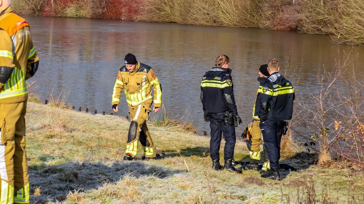 Man uit water gehaald in Enschede: omstander en hulpdiensten in actie