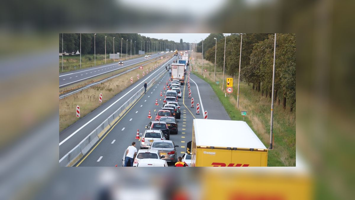 Vrachtwagen verliest slachtafval: A7 tussen Tijnje en Drachten dicht