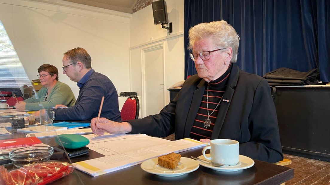Mevrouw Janny Mossel-Rienks (84) op het stembureau in Ezinge