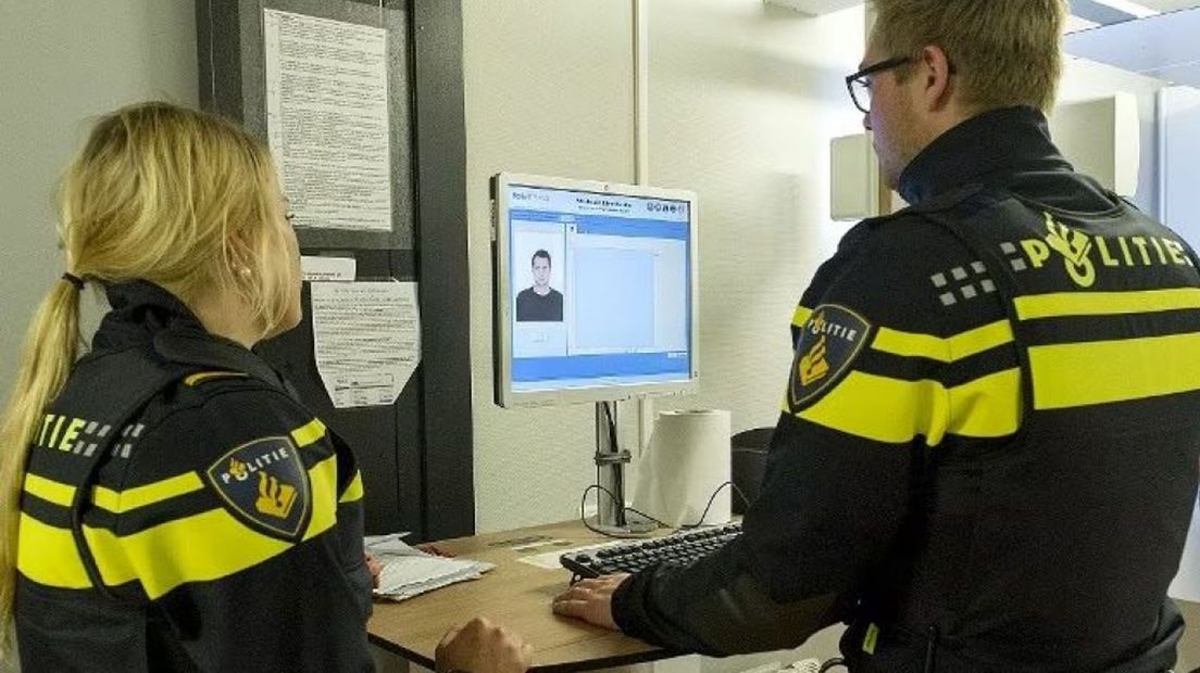 Coldcaseteam aan het werk (man op foto is niet de verdachte)