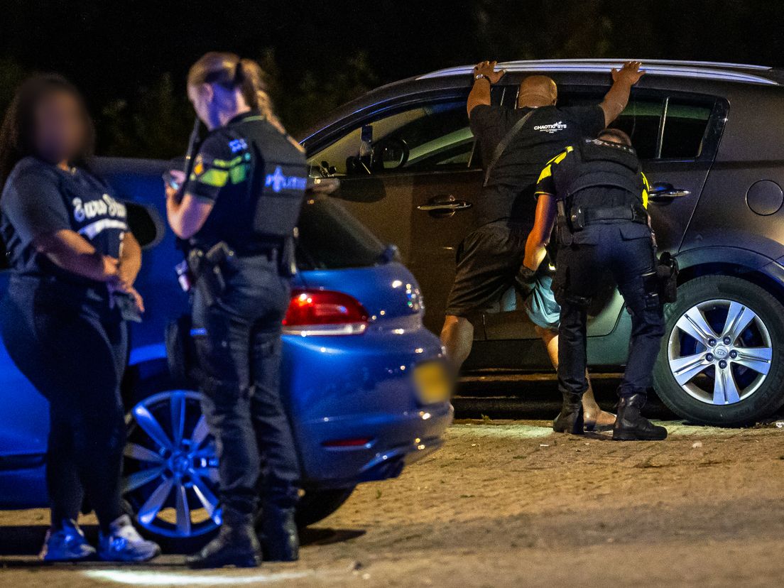 Alle aanwezigen werden gefouilleerd door agenten