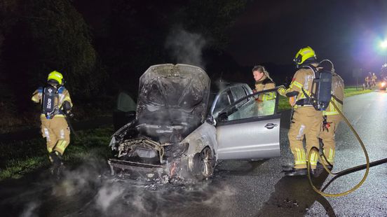 Rijdende auto vliegt in brand, bestuurder kan net op tijd parkeren