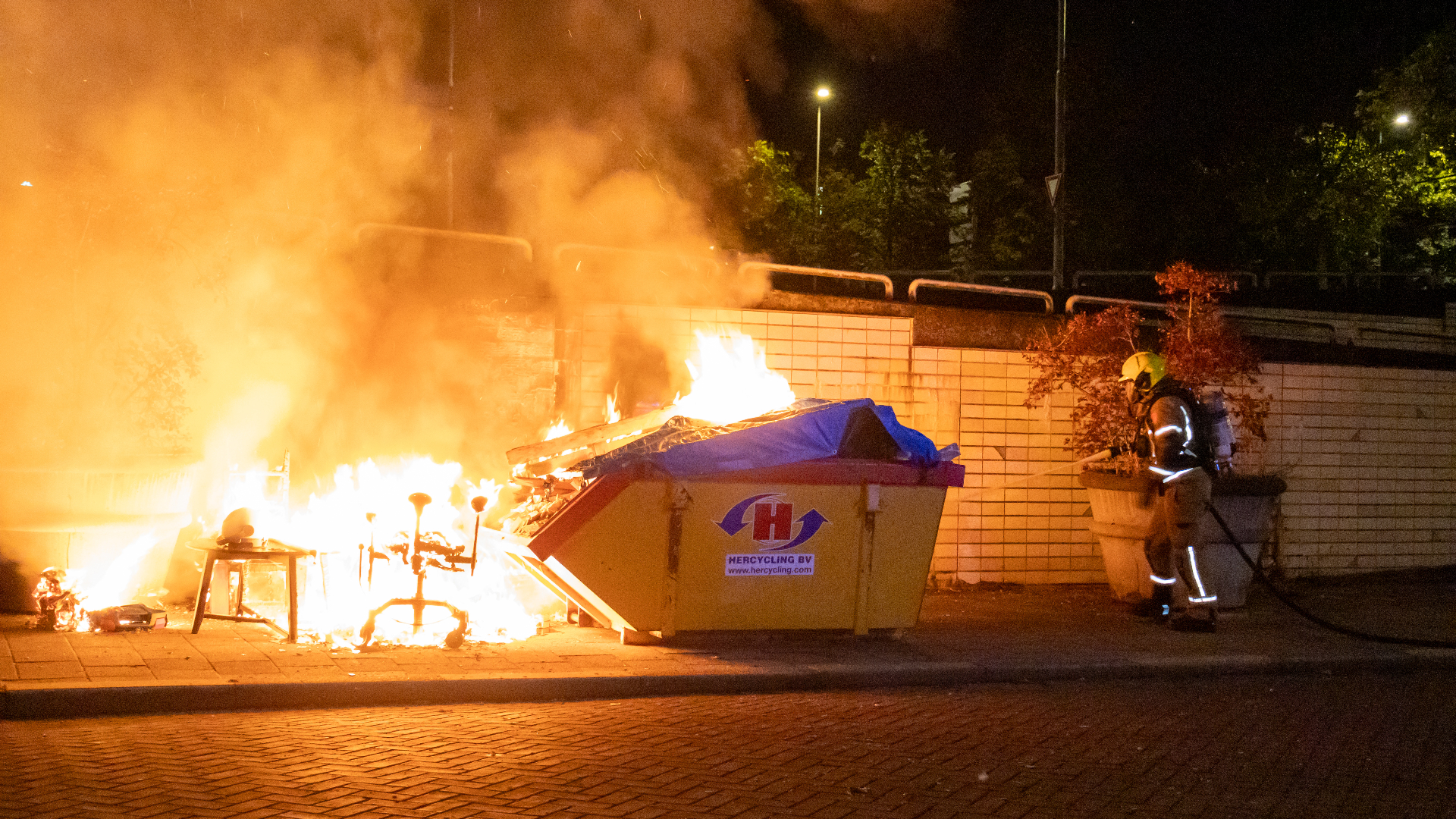 De brand ontstond in een container met grofvuil.
