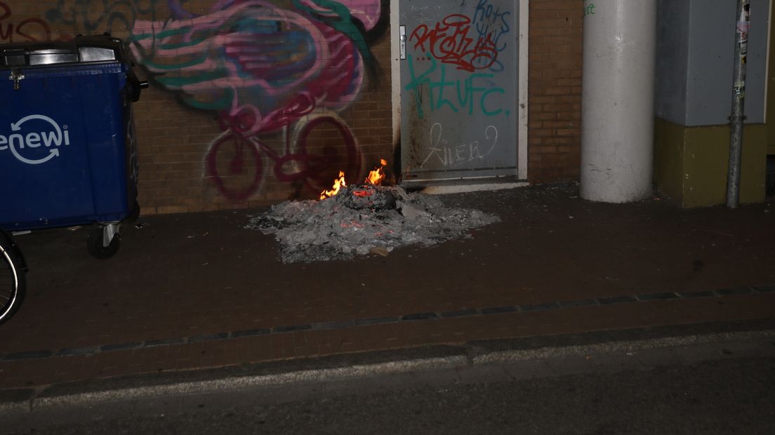 Een bultje afval brandt in Stad