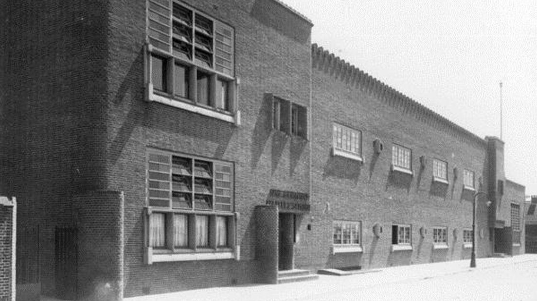 De school in de jaren '20. Het pand is ontworpen door Willem Maas en Gerrit Zonneveldt. Zij waren bekende scholenbouwers in die jaren en ook nog eens rooms-katholiek.