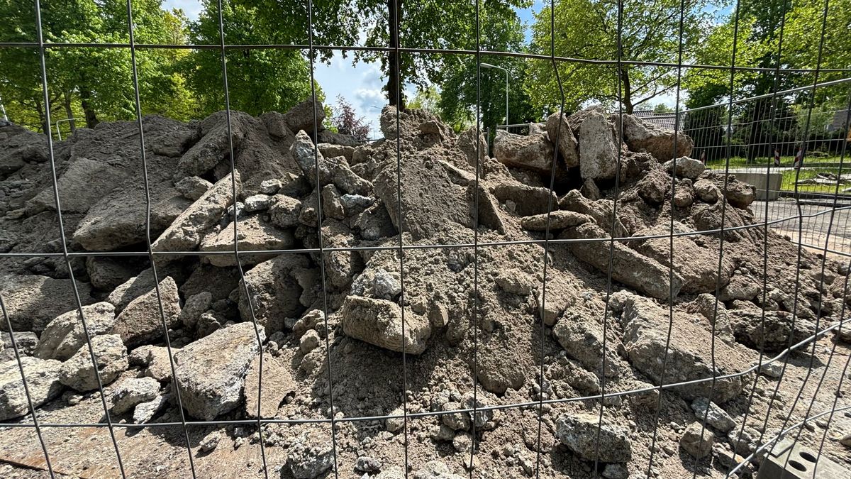 Hoop staalslakken ligt open en bloot naast rotonde in Drachten: 