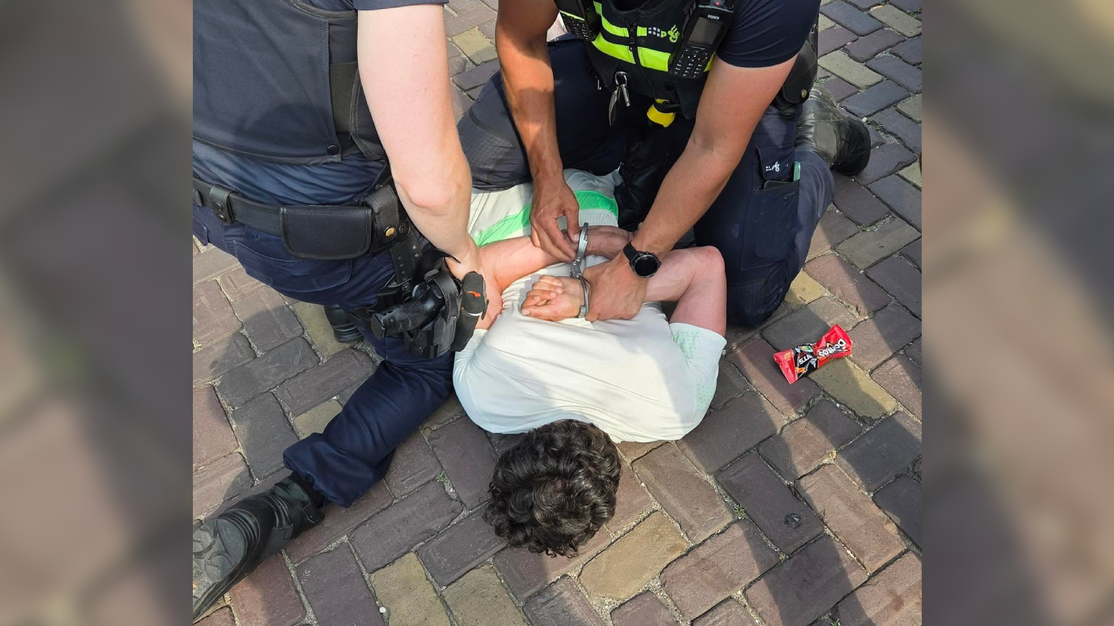 De politie kon de snelheidsmaniak uiteindelijk in de boeien slaan.