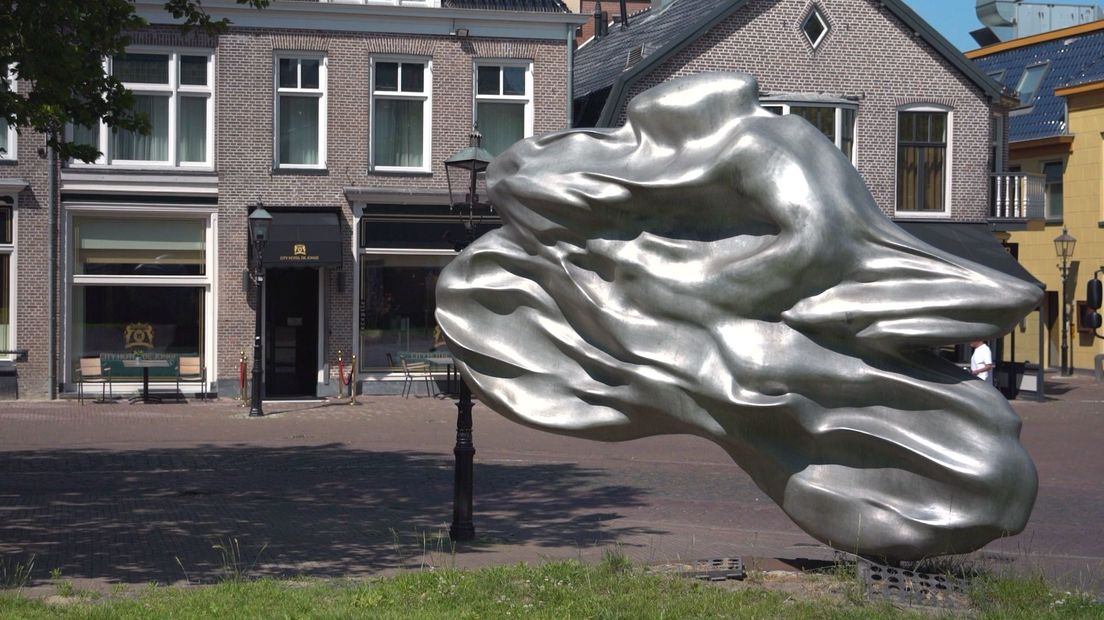 Hotel de Jonge met op de voorgrond het TT-monument