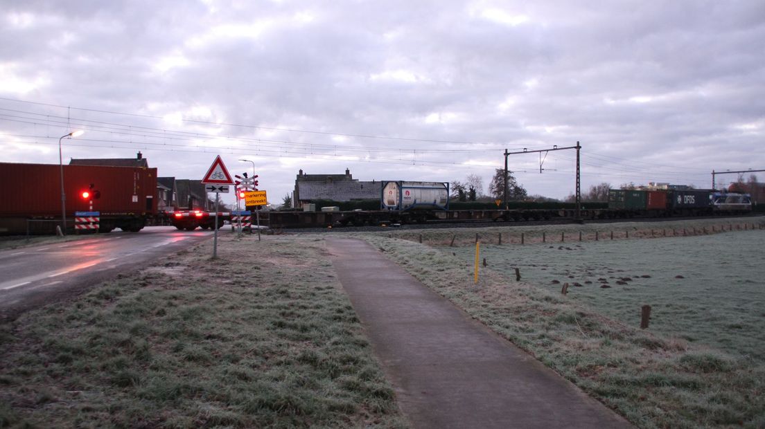 De defecte trein kwam op de overweg in Notter tot stilstand